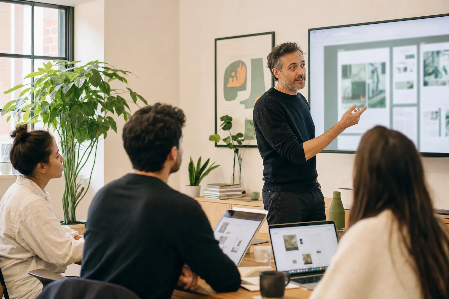 Enseignant présentant une interface à des étudiants en design
